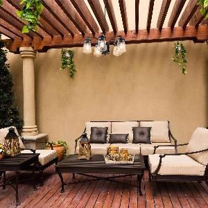 Serie LYNDON VON ELSTEAD von Elstead von Elstead Lyndon 5 Light Outdoor Chandelier - Architectural Bronze KL-LYNDON-5P-AZ