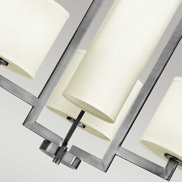 Hampton 4-Licht-Kronleuchter - Nickel antik, elfenbeinfarbene Schirme der Firma Elstead