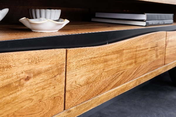 TV-Board MAMMUT hängend der Firma Casa Élite