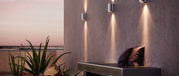 Omega Wandleuchte Lichtaustritt oben und unten der Firma Royal Botania